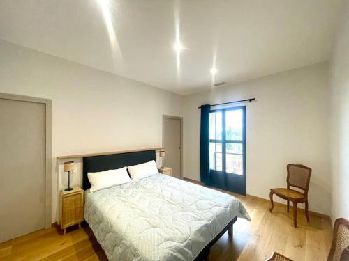 une chambre avec un grand lit et une fenêtre dans l'établissement Maison d'exception climatisée mer et montagne, à Saint-Génis