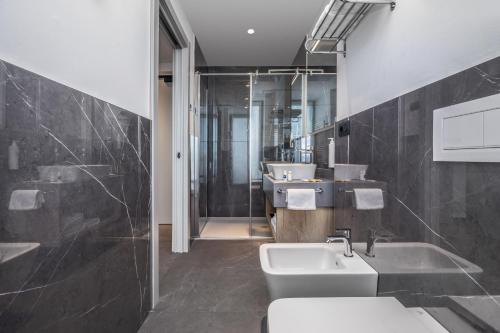 Ένα μπάνιο στο Garda Suite Hotel - Tonelli Hotels