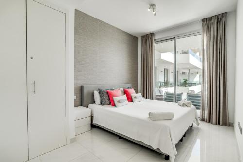 Bel Air Estepona - Modern 2BR Apartment With Terrace, Pool and Close To The Beach