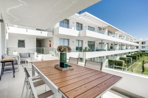 Bel Air Estepona - Modern 2BR Apartment With Terrace, Pool and Close To The Beach