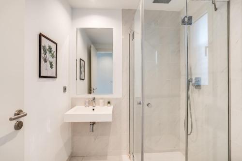 Bel Air Estepona - Modern 2BR Apartment With Terrace, Pool and Close To The Beach