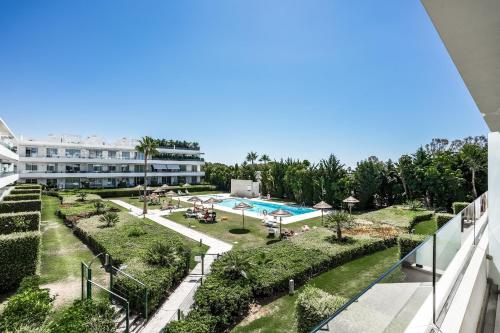 Bel Air Estepona - Modern 2BR Apartment With Terrace, Pool and Close To The Beach