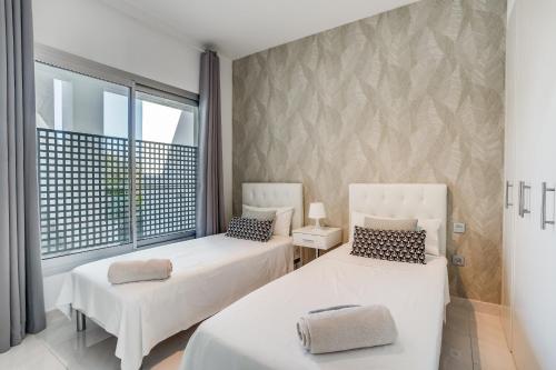Bel Air Estepona - Modern 2BR Apartment With Terrace, Pool and Close To The Beach