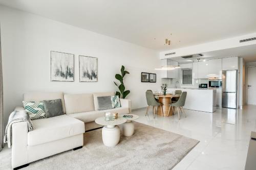 Bel Air Estepona - Modern 2BR Apartment With Terrace, Pool and Close To The Beach