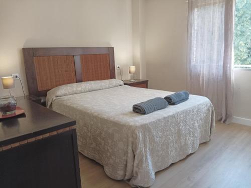 Posteľ alebo postele v izbe v ubytovaní Habitaciones en Apartamento compartido DELICIAS ROOM Cerca del Mar, Aeropuerto, Ave y Metro