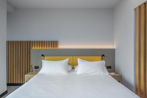 Ένα ή περισσότερα κρεβάτια σε δωμάτιο στο Garda Suite Hotel - Tonelli Hotels