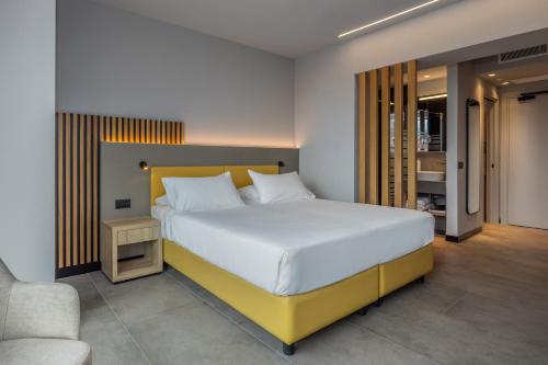 Ένα ή περισσότερα κρεβάτια σε δωμάτιο στο Garda Suite Hotel - Tonelli Hotels