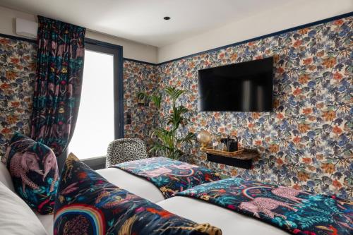 Кровать или кровати в номере Hôtel Ginette à la Folie & Spa
