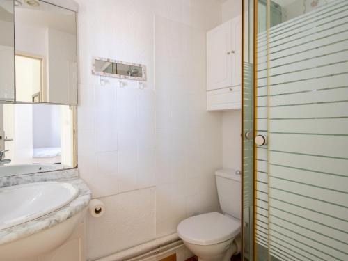 une salle de bain blanche avec des toilettes et un lavabo dans l'établissement Les Maldives - E12 - Appt Lumineux 5 pers, au Cap d'Agde