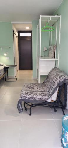 ein Krankenhauszimmer mit einem Bett und einem Tisch in der Unterkunft COZY STUDIO, WIFI FREE POOL VIEW in Playa de las Americas