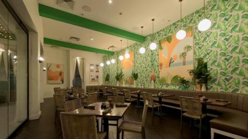 En restaurant eller et andet spisested på Riviera Resort Palm Springs