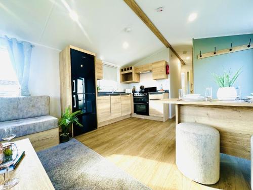 eine große Küche mit einem Sofa und einem Tisch in der Unterkunft Moor Crest in Scarborough