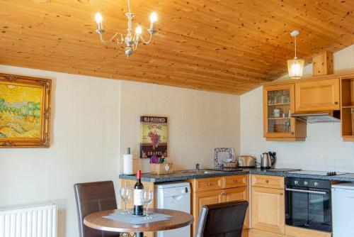 Wild Oats Lodge 17 - Yellowtop Country Park - Hot Tub - Yorkshire photo 5