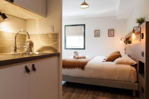 La salle de bains est pourvue d'un lit et d'un lavabo. dans l'établissement Appart'hôtel Le Corot - Accès Autonome - Saint-Junien Centre, à Saint-Junien