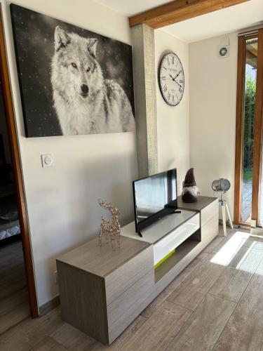 - un salon orné d'une peinture murale représentant le loup dans l'établissement Agora, à Samoëns