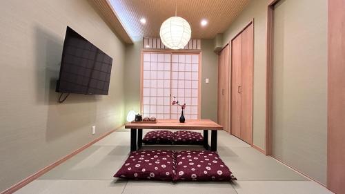 a dining room with a table and a red rug at 超值特惠 駅から徒歩4分無料駐車 現代和風 2浴室2トイレ戸建 関空 難波 通天閣 京都直通 in Osaka