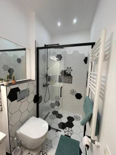 een badkamer met douche en toilet bij Victoriei Light&Comfort in Boekarest