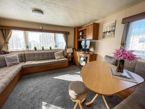 TV a/nebo společenská místnost v ubytování Superb 6 Berth Caravan With Decking At Valley Farm Holiday Park Ref 46565M