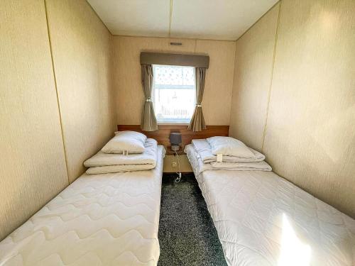 Postel nebo postele na pokoji v ubytování Superb 6 Berth Caravan With Decking At Valley Farm Holiday Park Ref 46565M