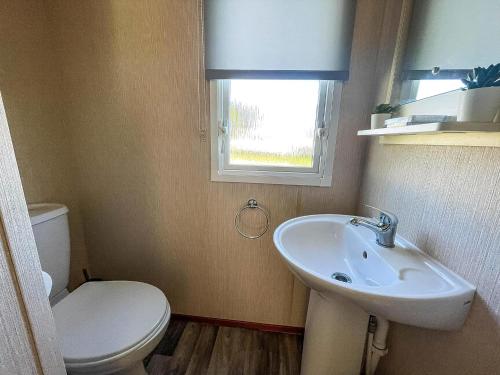 Koupelna v ubytování Superb 6 Berth Caravan With Decking At Valley Farm Holiday Park Ref 46565M
