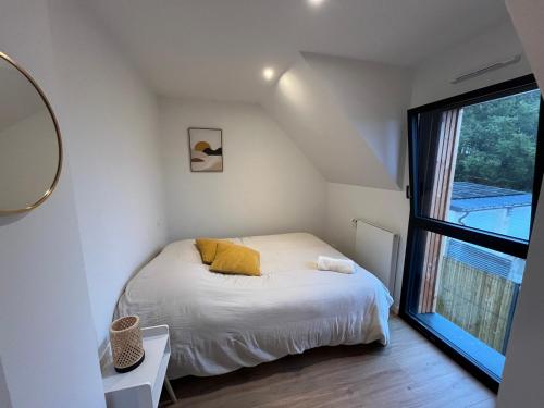 une petite chambre avec un lit et une fenêtre dans l'établissement Villa Larmor-baden, à Larmor-Baden