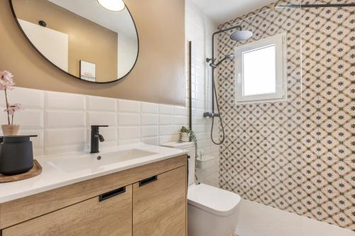a bathroom with a sink and a mirror at Casa Dolce Vita Torrevieja in Torrevieja