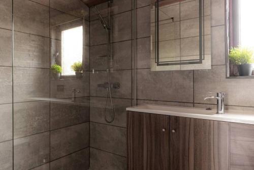 un bagno con doccia e lavandino di Harvest 13 Lodge, Yellowtop Country Park a York