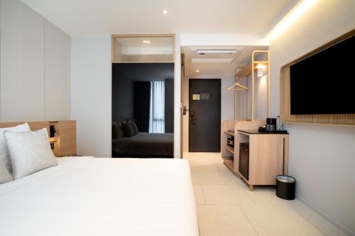 Ένα ή περισσότερα κρεβάτια σε δωμάτιο στο Saan Hotel Sathorn