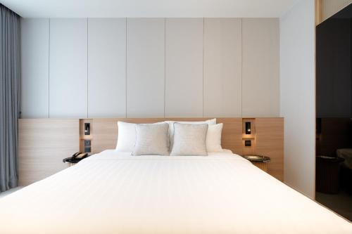 Ένα ή περισσότερα κρεβάτια σε δωμάτιο στο Saan Hotel Sathorn