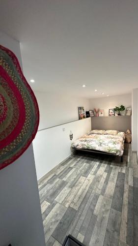 - une chambre avec un lit à l'étage dans l'établissement Appartement Saint Cyr Sur Mer, à Saint-Cyr-sur-Mer