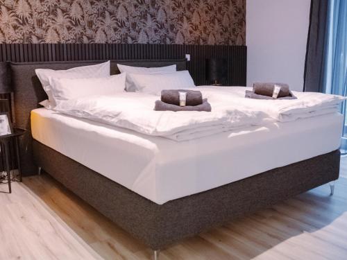 Postel nebo postele na pokoji v ubytování Lio Suite Deluxe Apartment Küche Terrasse Parken Netflix