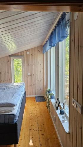 Postel nebo postele na pokoji v ubytování Vätterns Pärla - modernt sjönära hus nära Vadstena
