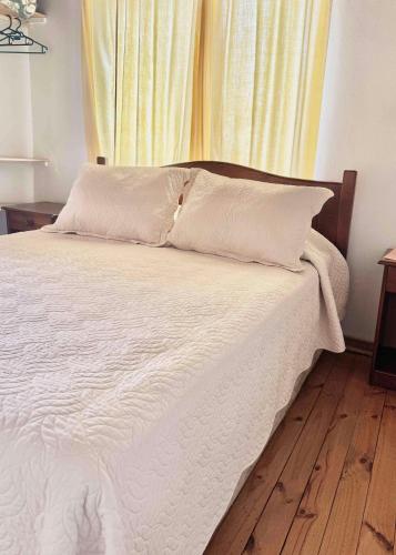 Ein Bett oder Betten in einem Zimmer der Unterkunft Hotel Montecarlo Pichilemu