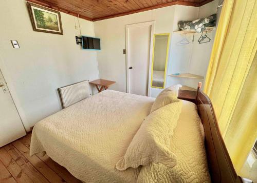 Ein Bett oder Betten in einem Zimmer der Unterkunft Hotel Montecarlo Pichilemu