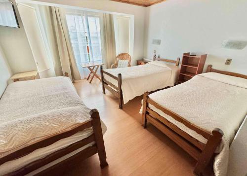 Ein Bett oder Betten in einem Zimmer der Unterkunft Hotel Montecarlo Pichilemu