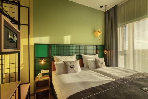 Postel nebo postele na pokoji v ubytování Holiday Inn - the niu, Dwarf Berlin Schöneberg by IHG