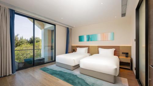 Postel nebo postele na pokoji v ubytování Holiday Inn Hainan Xiangshui Bay by IHG