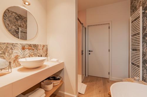 a bathroom with a sink and a bowl on a counter at Botanic Experience Holiday House in Oostkamp