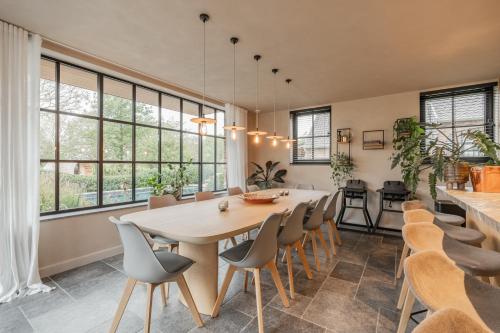 a dining room with a table and chairs at Botanic Experience Holiday House in Oostkamp
