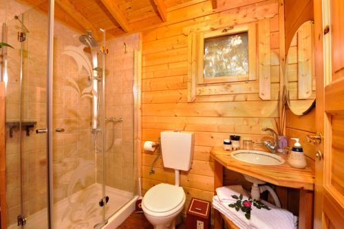 A bathroom at Spa Chalets In Olive Grove