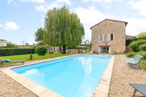 une piscine devant une maison dans l'établissement Maison Clos des Renauds, à Charbonnières