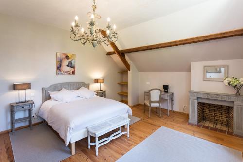 a bedroom with a bed and a fireplace at Chambres d’Hôtes La Chance au Roy in Aigneville