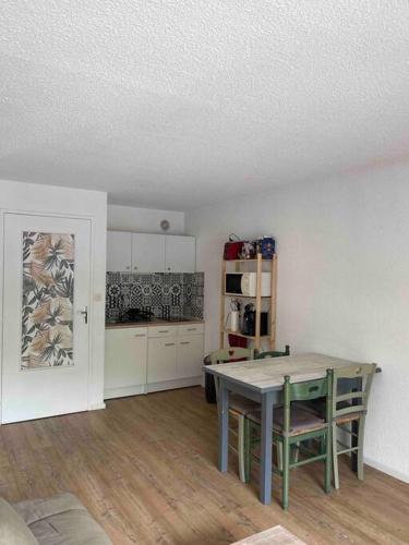 une cuisine avec une table et une salle à manger dans l'établissement Studio Grand Stemm Pla d'Adet, à Saint-Lary-Soulan
