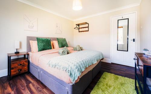 Ένα ή περισσότερα κρεβάτια σε δωμάτιο στο One Bedroom Apartment By Brookland Stays Serviced Accommodation Short Lets London With Free WiFi