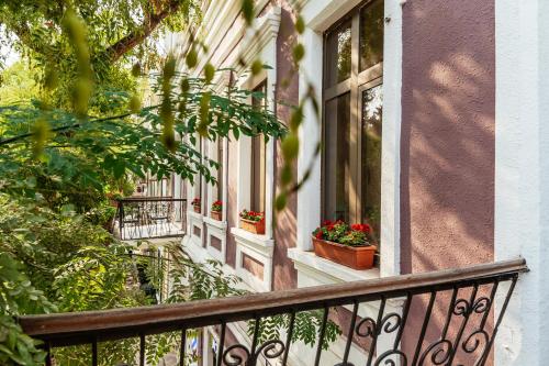 Κήπος έξω από το Theatrum Hotel Baku