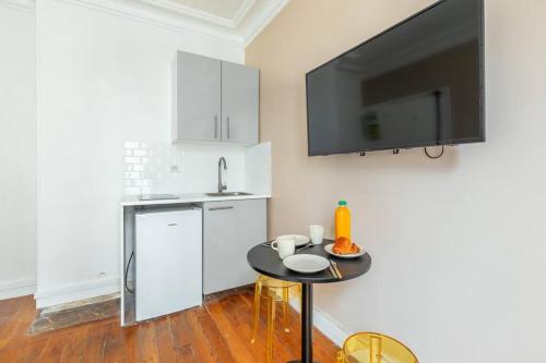 - une cuisine avec une petite table dans une pièce dans l'établissement Joli 2 pièces dans un agréable quartier de Paris, à Paris