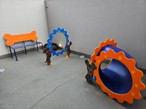 a room with a mirror and some toys in it at Apto studio, coracao de maringa in Maringá