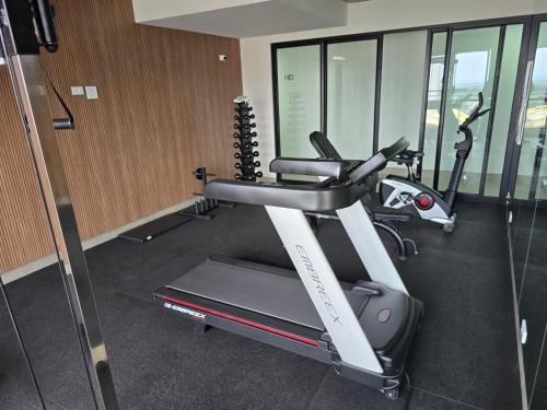 a room with a gym with a treadmill at Apto studio, coracao de maringa in Maringá