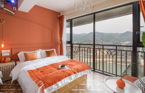 a bedroom with a bed and a large window at King'sLandind BnB in Chongqing