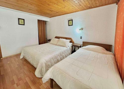 Ein Bett oder Betten in einem Zimmer der Unterkunft Hotel Montecarlo Pichilemu